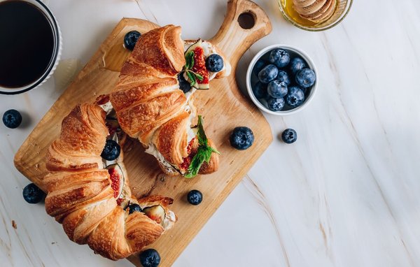 Découverte culinaire: les secrets pour réussir le parfait croissant français